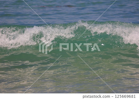 美麗的沙灘和藍色的大海 美麗的沙灘和藍色的大海 125669681