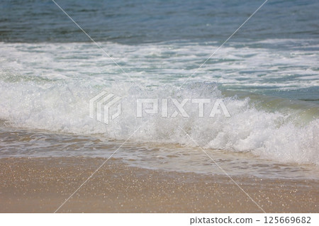 美麗的沙灘和藍色的大海 125669682