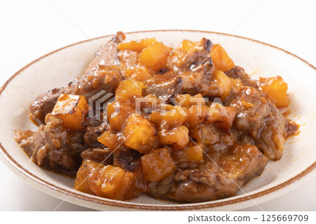 Beef skirt steak and potato stir fry Beef skirt steak and potato stir fry 125669709