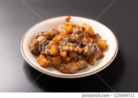 Beef skirt steak and potato stir fry 125669711