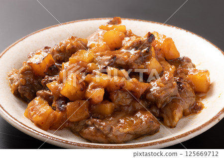 Beef skirt steak and potato stir fry 125669712