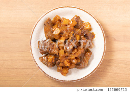 Beef skirt steak and potato stir fry 125669713