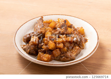 Beef skirt steak and potato stir fry 125669714