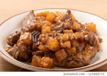 Beef skirt steak and potato stir fry 125669715