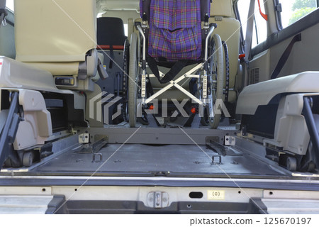 配備輪椅升降裝置的福利車 125670197