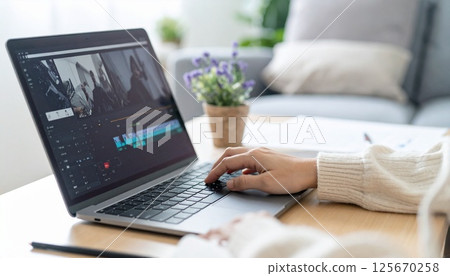 一位日本女性創作者在筆記型電腦上編輯視頻 125670258
