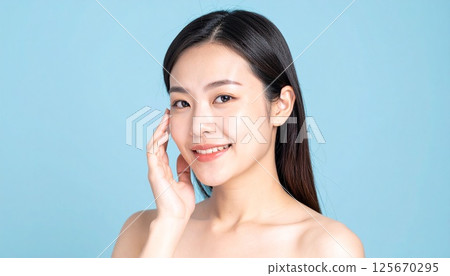 美女圖片：日本女性撫摸自己的臉 125670295