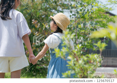姊妹倆在公園手牽手 125670517