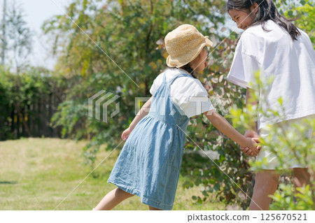 姊妹倆在公園手牽手 125670521