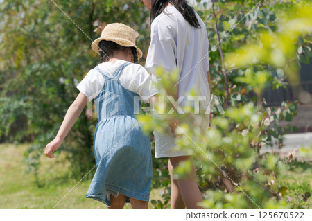 姊妹倆在公園手牽手 125670522