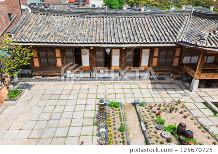首爾三清洞韓式房屋和前院 首爾三清洞韓式房屋和前院 125670725