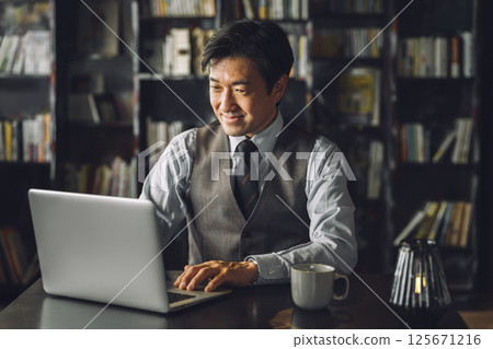 中年亞洲男性商人(律師、高階主管、教授、律師事務所)在他的書房、辦公室或總裁辦公室 中年亞洲男性商人(律師、高階主管、教授、律師事務所)在他的書房、辦公室或總裁辦公室 125671216