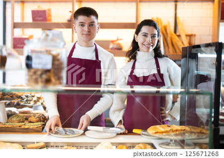 Sellers come to the cafe Sellers come to the cafe 125671268