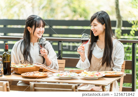 Female customers drinking wine on the terrace, girls' trip, travel, lunch, gourmet 125671842