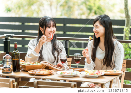 女顧客在露臺上喝酒，女性旅行，旅行，午餐，美食 125671845