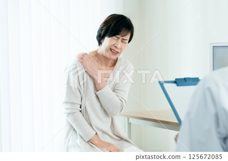 一名婦女正在接受體檢 125672085