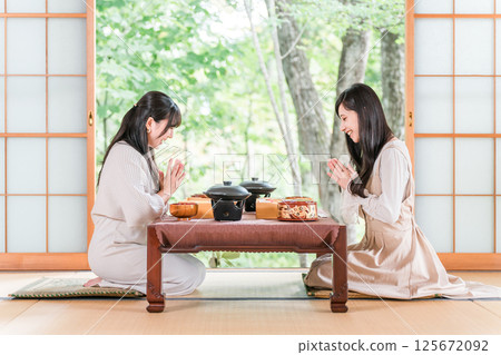 一位女士在旅館享用懷石料理（客房服務、懷石料理、套餐、豪華） 125672092