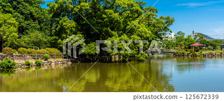 Omura Park: Panorama of the Sakurada moat with fresh greenery [Omura City, Nagasaki Prefecture] 125672339