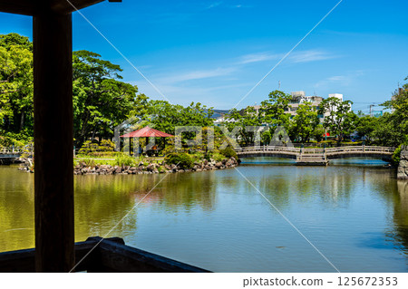 Omura Park: Sakurada-no-Hori, a moat filled with fresh greenery [Omura City, Nagasaki Prefecture] 125672353