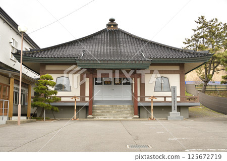 春天拍攝北海道函館福光山大願寺的寺院 春天拍攝北海道函館福光山大願寺的寺院 125672719