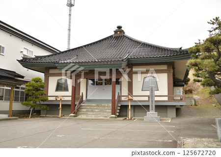 春天拍攝北海道函館福光山大願寺的寺院 春天拍攝北海道函館福光山大願寺的寺院 125672720