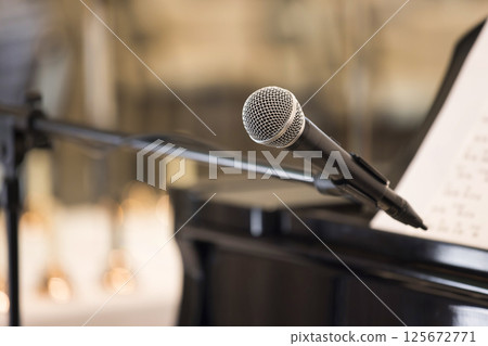 鋼琴前放置麥克風的圖像 鋼琴前放置麥克風的圖像 125672771