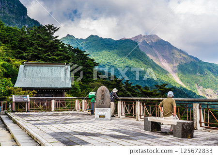Fresh greenery at Nita Pass, overlooking Heisei Shinzan [Unzen City, Nagasaki Prefecture] 125672833