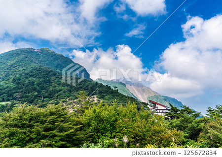 Fresh greenery at Nita Pass, overlooking Heisei Shinzan [Unzen City, Nagasaki Prefecture] 125672834