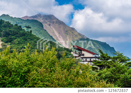 Fresh greenery at Nita Pass, overlooking Heisei Shinzan [Unzen City, Nagasaki Prefecture] 125672837