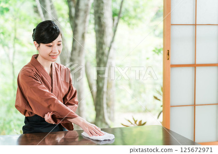 在老字號溫泉旅館、高級旅館、旅館工作的中井小姐和女房東 125672971