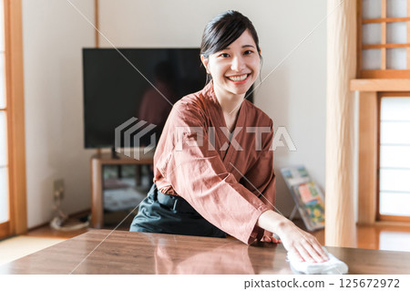 Nakais and proprietresses working at long-established hot spring inns, luxury inns, and temple lodgings Nakais and proprietresses working at long-established hot spring inns, luxury inns, and temple lodgings 125672972