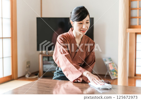 在老字號溫泉旅館、高級旅館、旅館工作的中井小姐和女房東 在老字號溫泉旅館、高級旅館、旅館工作的中井小姐和女房東 125672973