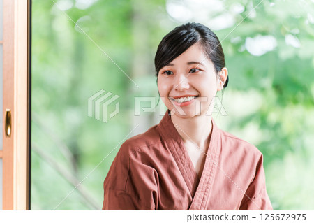 在老字號溫泉旅館、高級旅館、旅館工作的中井小姐和女房東 在老字號溫泉旅館、高級旅館、旅館工作的中井小姐和女房東 125672975