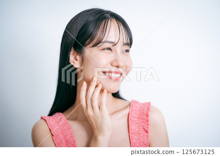 Beauty image of young women 125673125