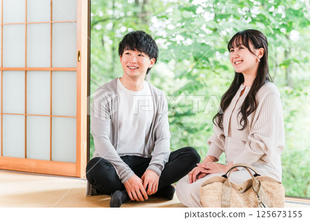 國內旅行時入住溫泉旅館和日式房間的情侶 125673155