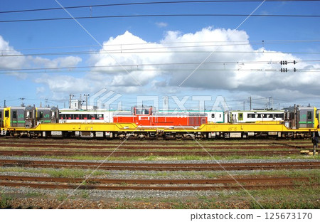 Kiha E195系列小鄉間站車庫的風景 125673170