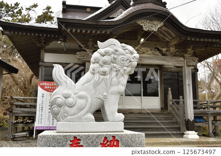 Photographing the grounds of Zenikame Hachiman Shrine in spring in Hakodate, Hokkaido 125673497