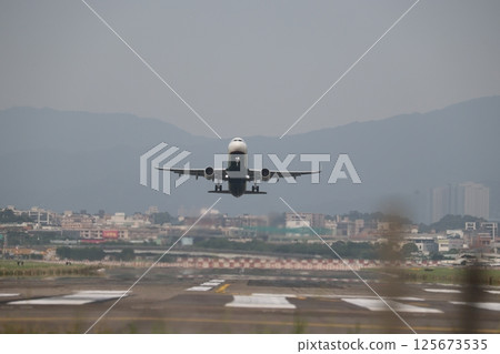 飛機起飛 125673535