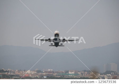 飛機起飛 125673536