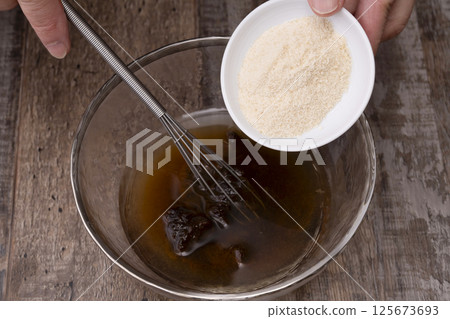 The process of making meat miso The process of making meat miso udon 125673693