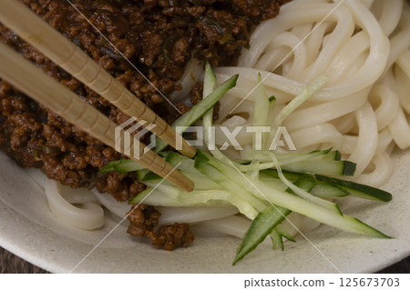 The process of making meat miso The process of making meat miso udon 125673703
