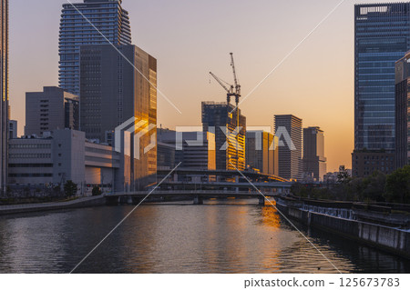 沐浴在朝霞中的中之島建築（渡邊橋附近） 125673783