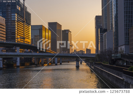 Nakanoshima buildings bathed in the morning glow (near Watanabebashi) 125673788