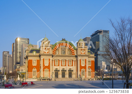 Osaka City Central Public Hall and Nakanoshima Buildings bathed in the morning sun Osaka City Central Public Hall and Nakanoshima Buildings bathed in the morning sun 125673838