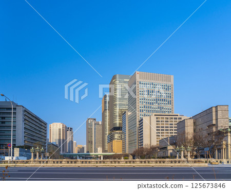 從淀屋橋望去，沐浴在朝陽中的中之島摩天大樓 125673846