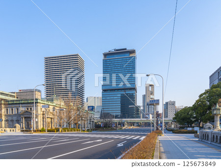 從淀屋橋望去，堂島濱的建築物沐浴在朝陽中 125673849