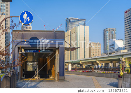 大阪的早晨：京阪電車大江橋站和中之島摩天大樓 125673851