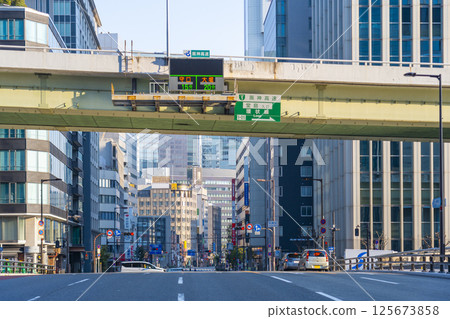 晨光中的大阪梅田大廈（渡邊橋北詰） 125673858