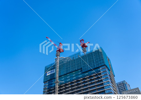 公寓和建築物的施工現場塔式起重機 125673860