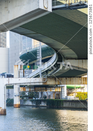 清晨的中之島:摩天大樓和阪神高速公路下方 清晨的中之島:摩天大樓和阪神高速公路下方 125673861